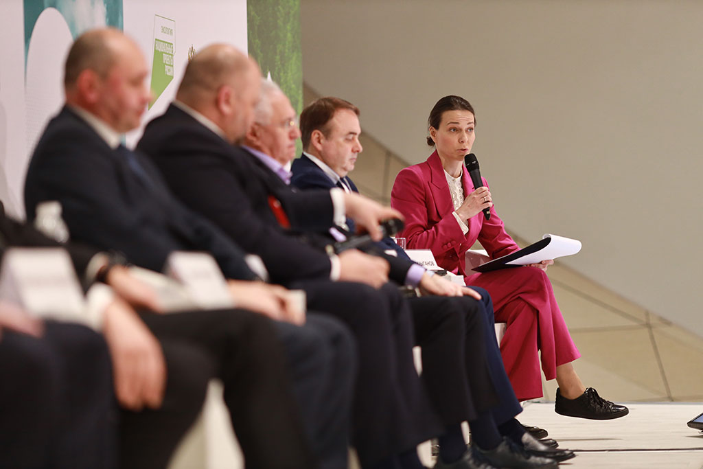 Наталья Починок в своем приветственном слове напомнила, что руководство страны приняло решение продлить проект «Чистый воздух»