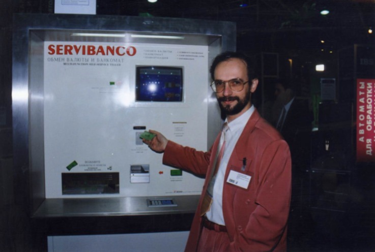 Благодаря проекту IBS и Сбербанка в России появились первые банкоматы и банковские карточки для граждан 